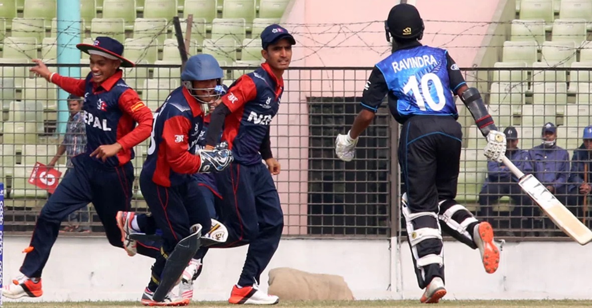 सन् २०१६ को यू-१९ विश्वकपमा न्युजिल्यान्डका ओपनर रचिन रविन्द्रलाई रनआउट  गरेपछि खुसी मनाउँदै नेपालका खेलाडी।