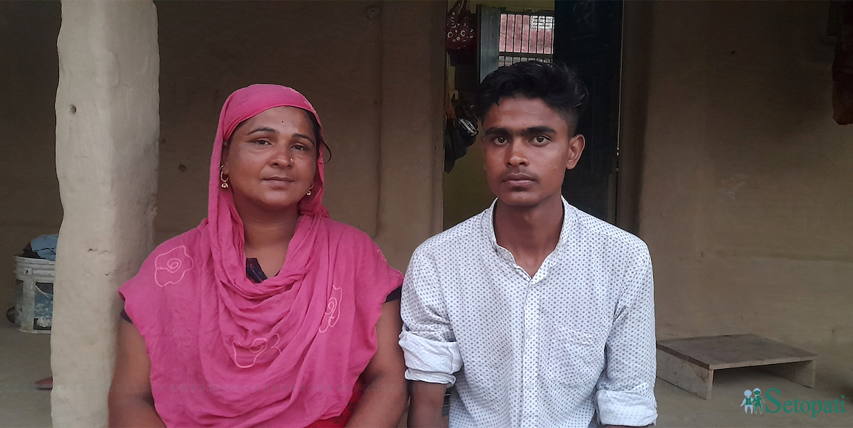 रजिला खातुन र उनका छोरा मोहम्मद असिफ। तस्बिर: राजु अधिकारी/सेतोपाटी।