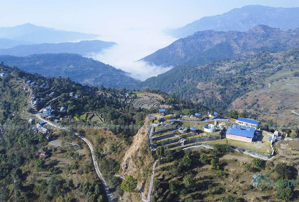 बारपाक सुलिकोट ८ ,स्थित जराङ डाँडामा बनेको रम्तेल स्मृतिपार्क र जराङ गाउँको दृश्य।  तस्विर : नवीनबाबु गुरुङ /सेतोपाटी