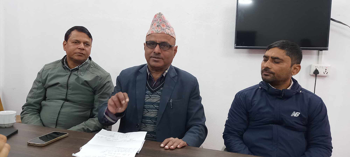 आज पत्रकार सम्मेलनमा बोल्दै एमाले प्रमुख सचेतक रेवतीरमण भण्डारी।