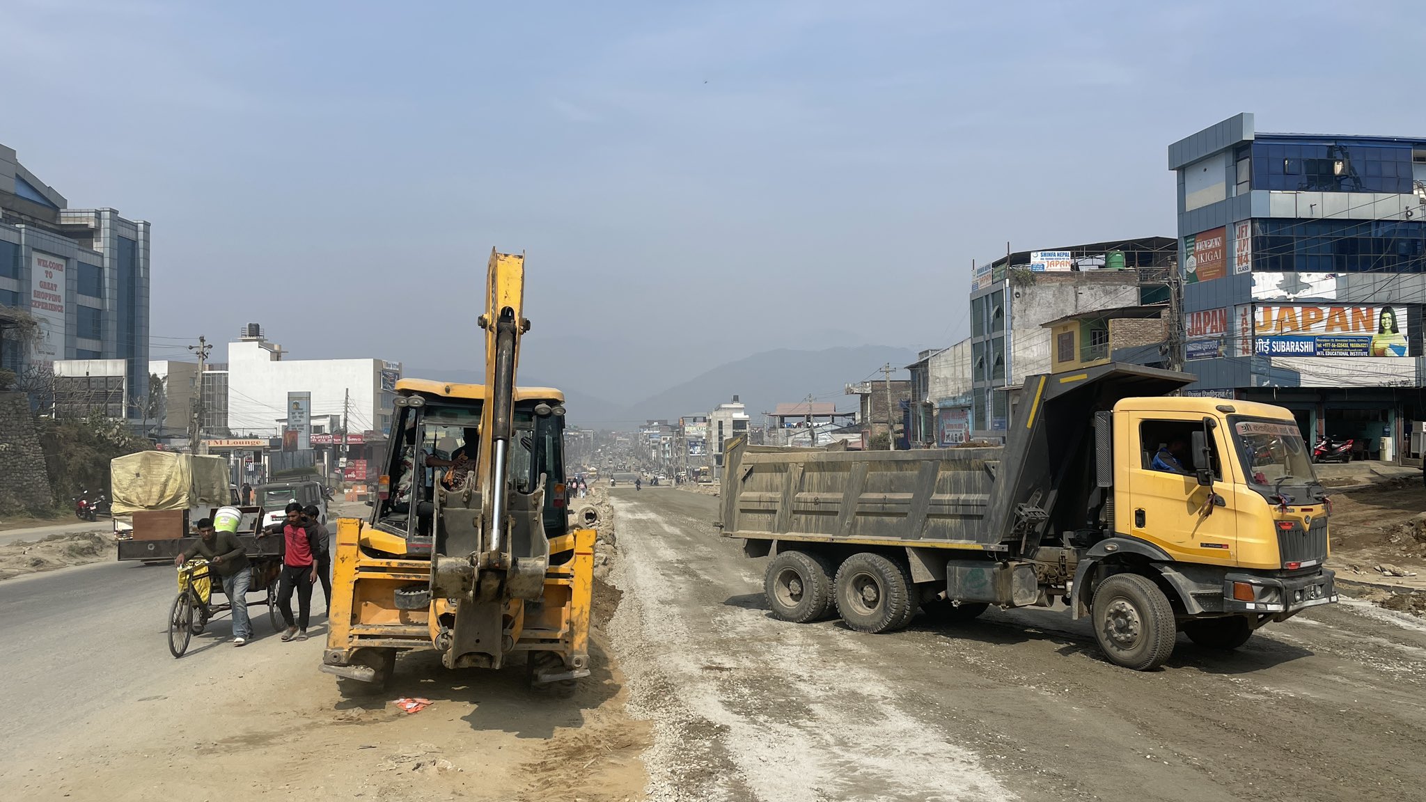 भ्रमण वर्षलाई लक्षित गरेर अहिले धमाधम निर्माण भइरहेको भरतपुरस्थित पूर्व–पश्चिम राजमार्गको ६ लेन सडक।