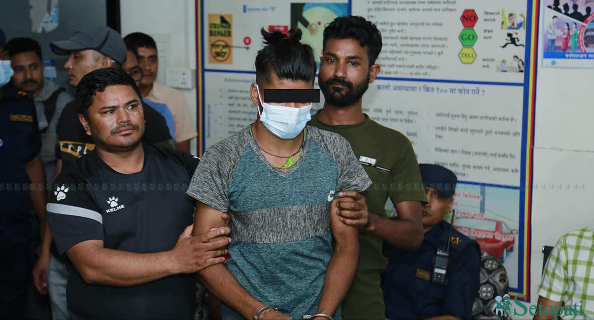 तीनकुने हत्याकाण्डका अभियुक्त सञ्जय भण्डारीलाई सार्वजनिक गर्दै प्रहरी। तस्बिर: नवीनबाबु गुरूङ/सेतोपाटी।