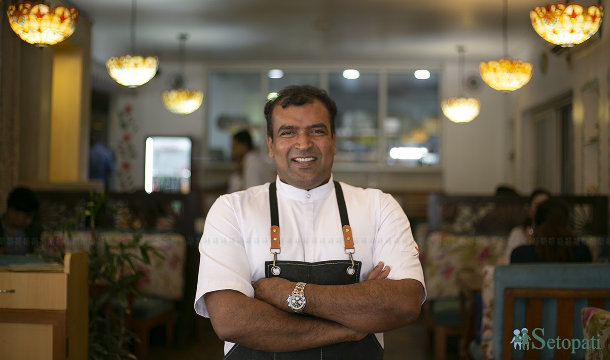 ललितपुरको झम्सिखेलमा खोलिएको 'मिथिला थाली' मा मास्टर-सेफ सन्तोष साह। तस्बिरः नवीनबाबु गुरूङ/सेतोपाटी