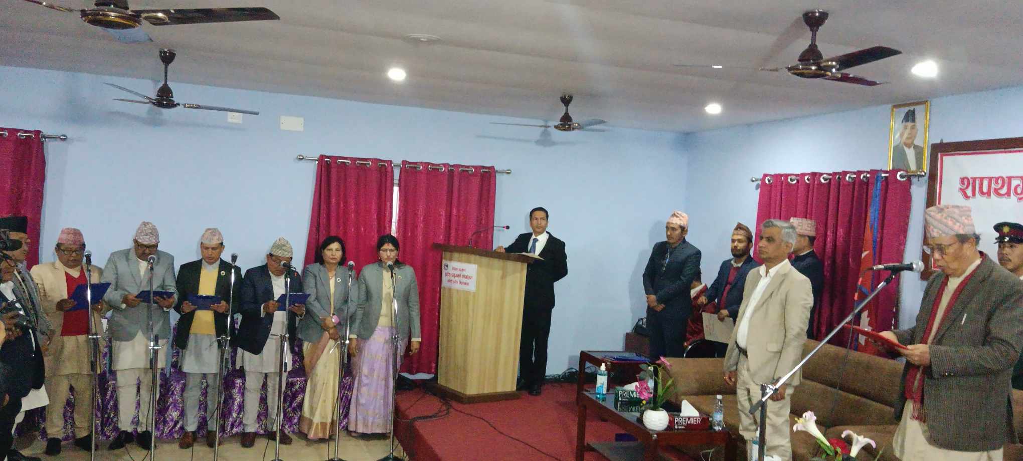 शुक्रबार नवनियुक्त मन्त्रीहरूलाई शपथ गराउँदै प्रदेश प्रमुख पर्शुराम खापुङ।