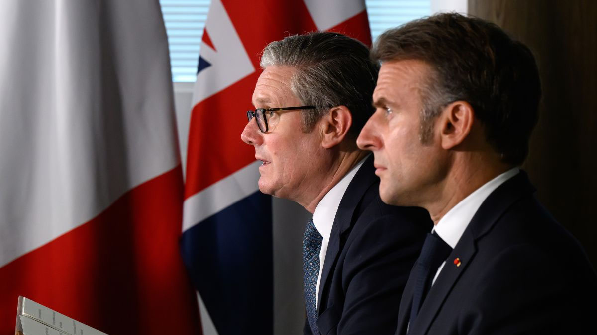 स्टार्मर र म्याक्रों। तस्बिरः सिएनएन।