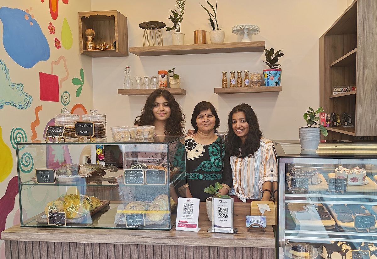 सुगर स्याककी सञ्चालक मुस्कान नेहरू आमा र बहिनीका साथमा।