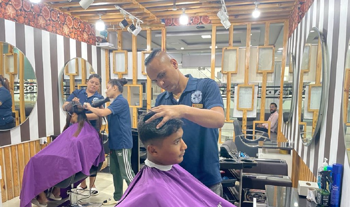 चितवन, भरतपुरस्थित सिजी ल्यान्डमार्क मलको तेस्रो तलामा रहेको 'पपुलर युनिसेक्स सैलुन' का सञ्चालक सुलभ सिग्देल ग्राहकको कपाल काटिदिँदै।
