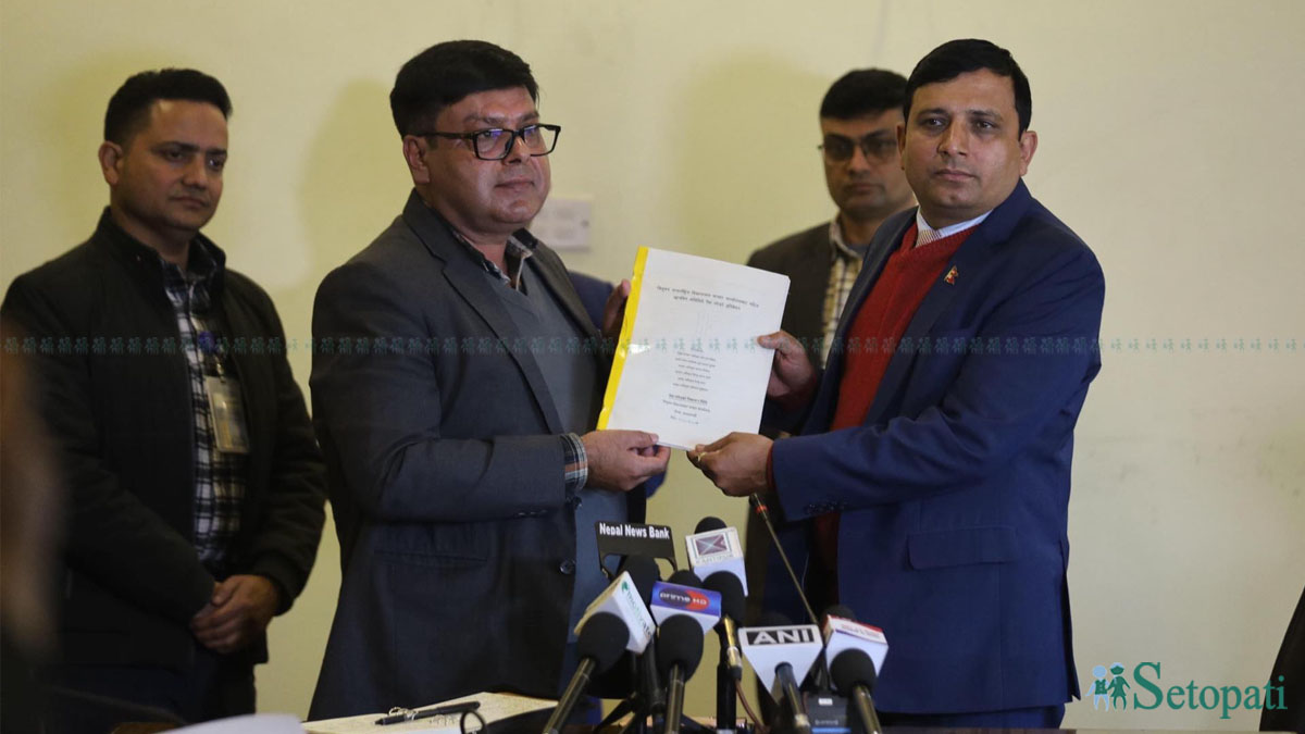 समितिले छानबिन प्रतिवेदन बुझाउँदै। तस्बिरः नवीनबाबु गुरूङ/सेतोपाटी