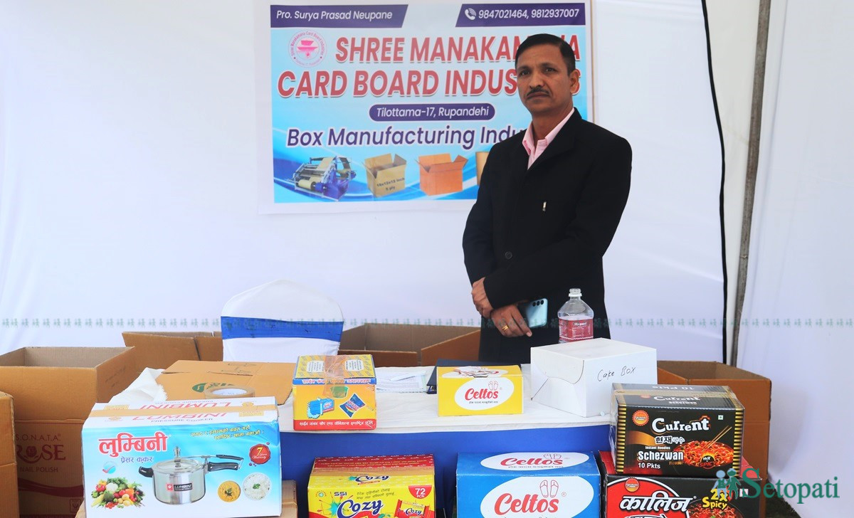 मनकामना कार्डबोर्ड इन्डस्ट्रिजका सञ्चालक  सूर्यप्रसाद न्यौपाने। तस्बिरः निर्मला घिमिरे/सेतोपाटी