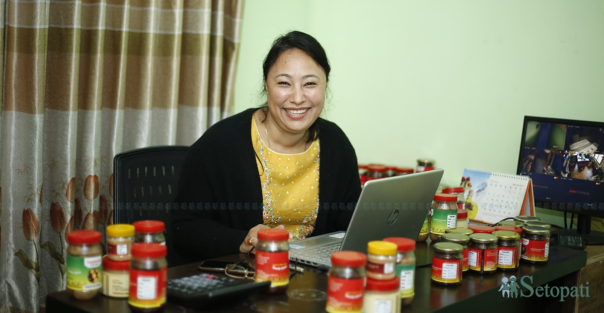 इन्द्रेणी घरेलु उद्योगका सञ्चालक वसुन्धरा श्रेष्ठ। तस्बिरः नवीनबाबु गुरूङ/सेतोपाटी