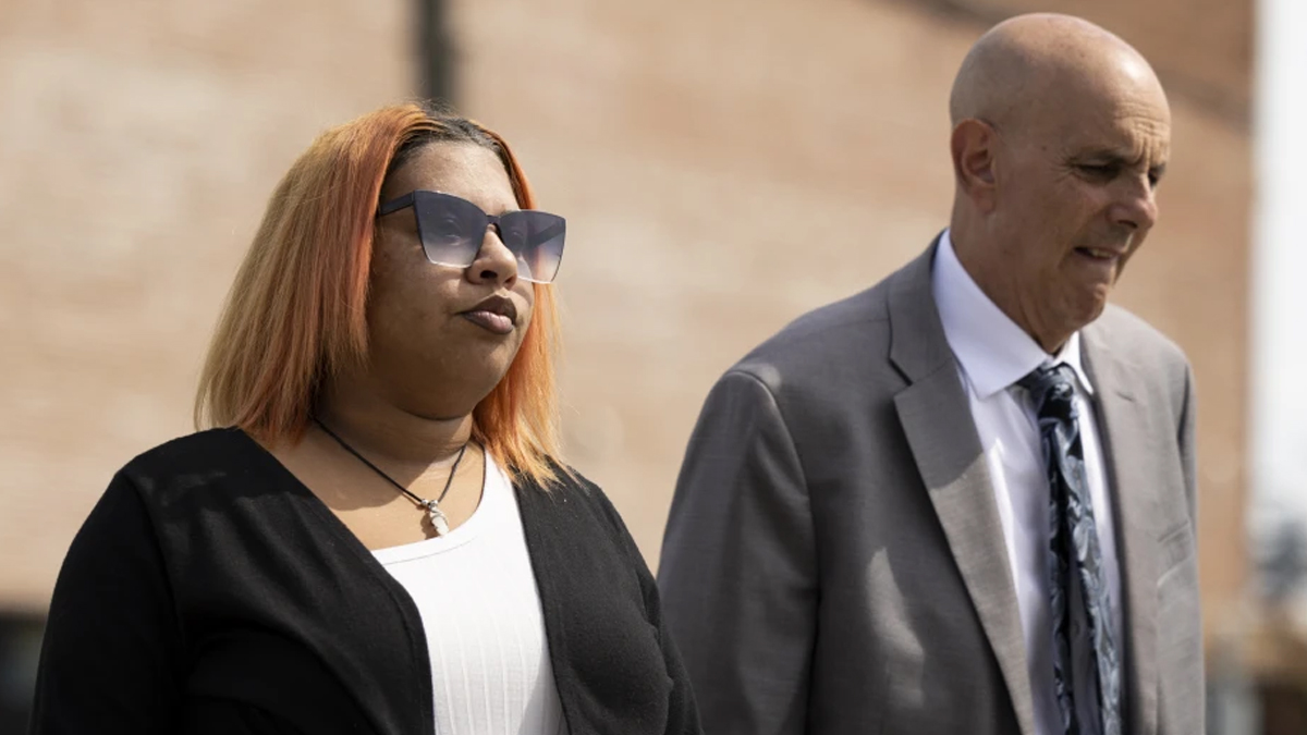 डेजा टेलर र उनका वकिल। तस्बिरः एपी