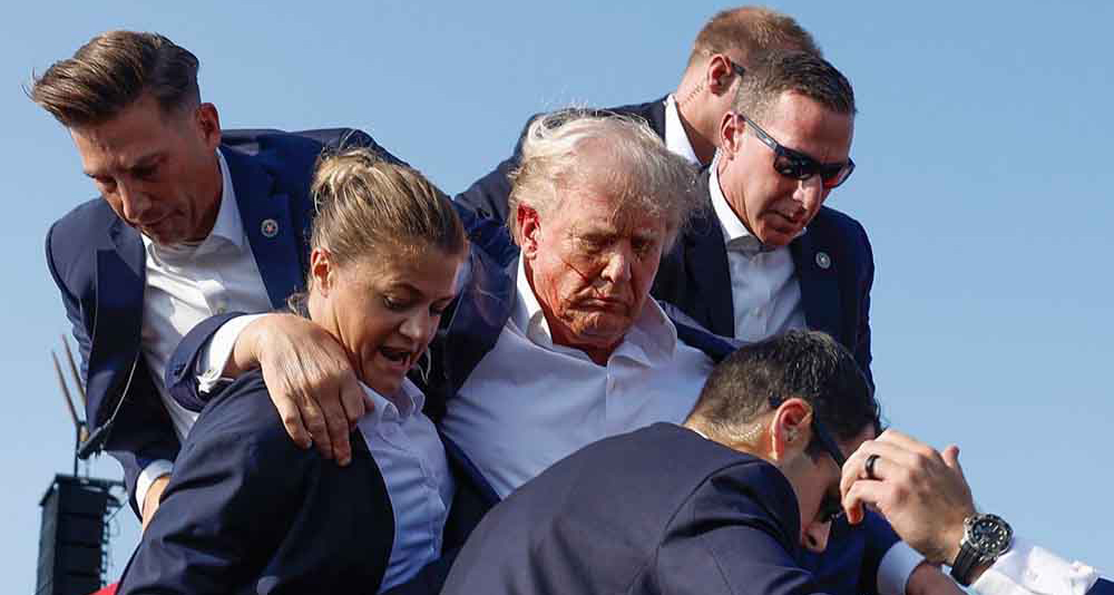 एक वर्षअघि जुलाई १३ मा पेन्सिलभेनियाको बट्लरमा चुनावी र्‍यालीको क्रममा ट्रम्पमाथि गोली प्रहार भएको बेला।