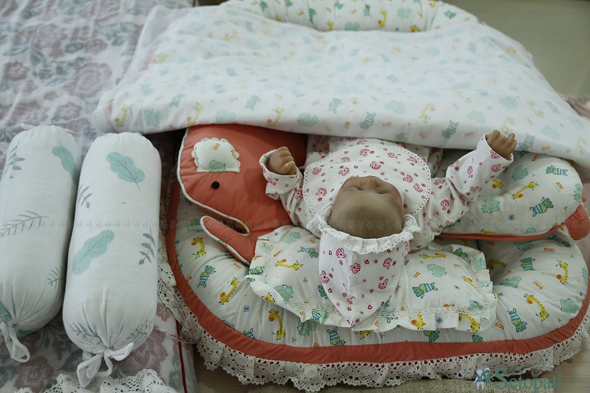 गुडियालाई लगाइएका टुकुटुकु ब्रान्डका लुगाहरू । तस्बिरः नवीनबाबु गुरूङ/सेतोपाटी