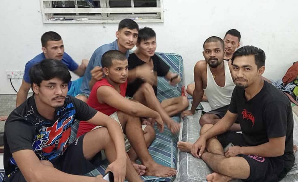 मलेसियामा कामविहीन भएर बसेका युवाहरू।