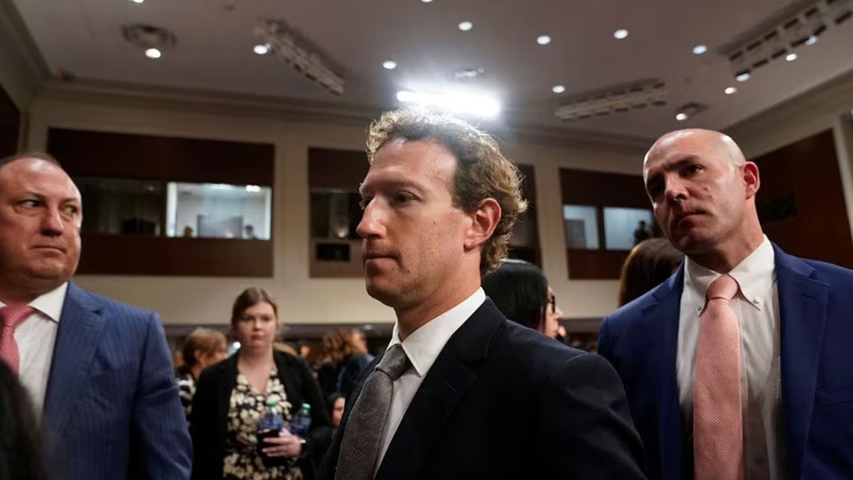 बुधबार भएको सुनुवाइका क्रममा माफी माग्दै जुकरबर्ग। तस्बिरः रोयटर्स